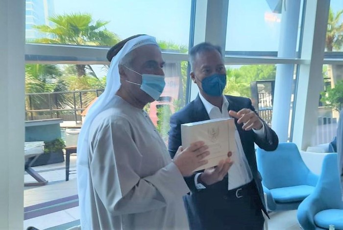 Managing Director Al Khaleej Sugar Co.
sekaligus Chairman Jamal A-Ghurair Group, Jamal Al-Ghurair saat bertemu dengan Menteri
Perindustrian Agus Gumiwang Kartasasmita di Dubai, Selasa (2/11)