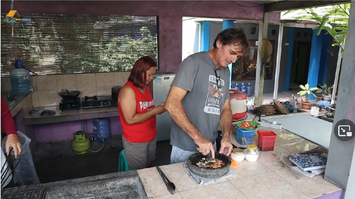 Michael, Bule Penjual Ikan Michael, Bule Penjual Ikan