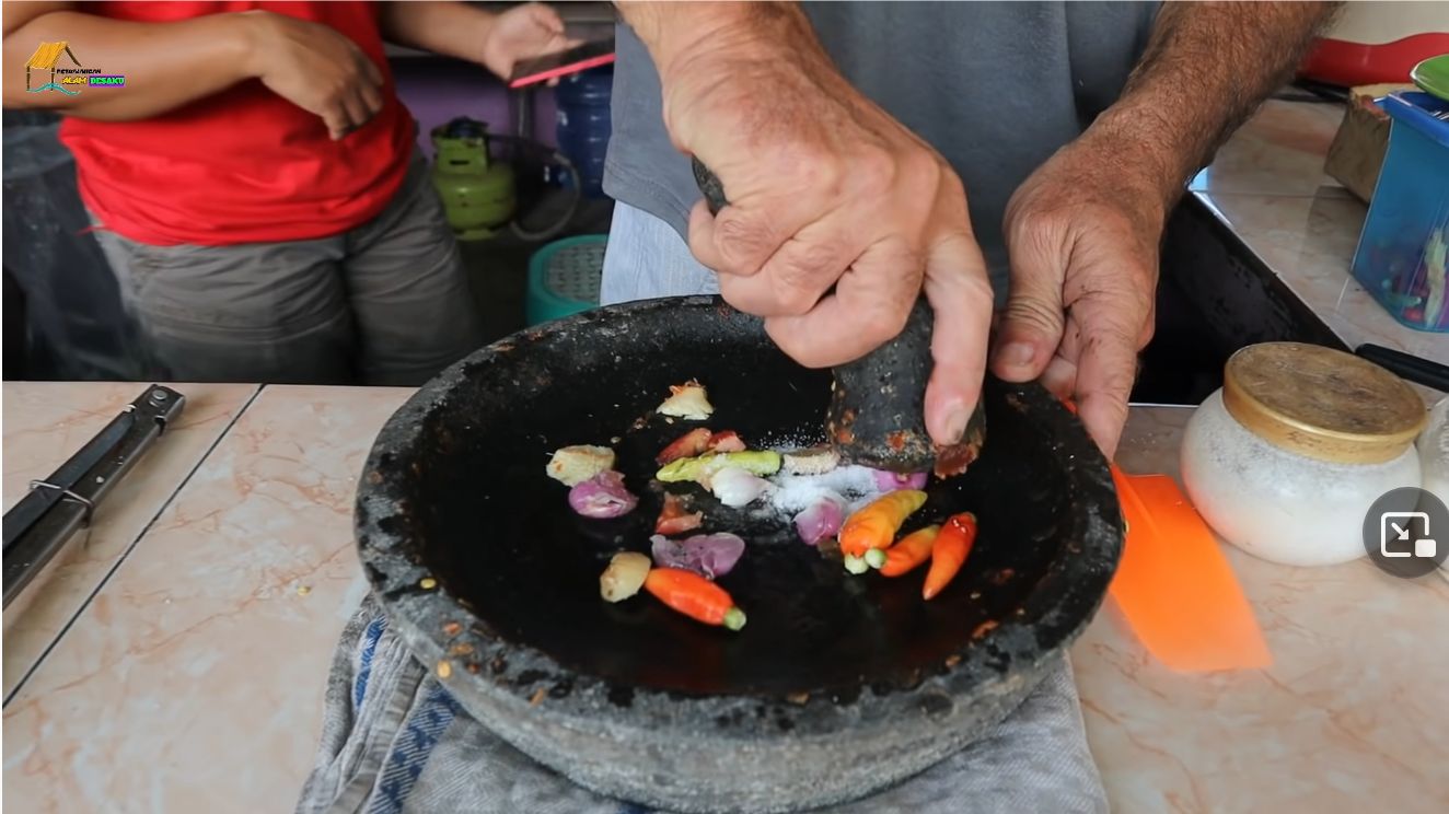Michael, Bule Penjual Ikan