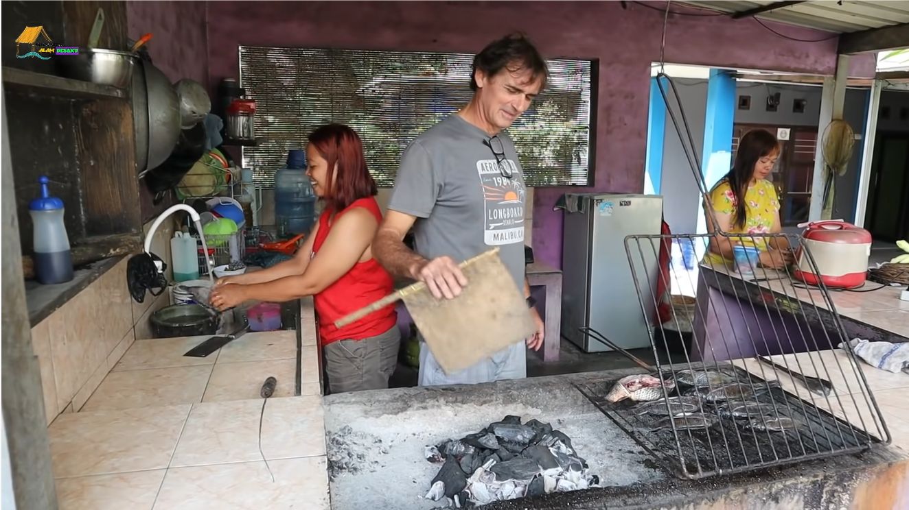 Michael, Bule Penjual Ikan