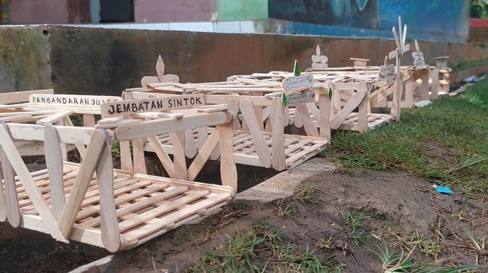 Miniatur jembatan karya siswa Pangandaran.