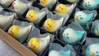 Praktisi kuliner asal Jepang bernama Kuroda Kazuhiko berhasil membuat banyak orang kagum dengan mochi buatannya. Ia menghasilkan mochi unik berbentuk burung parkit.  Foto: Instagram @kurokazu0714