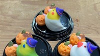  Untuk membuat mochi bentuk burung ini Kazuhiko tidak menggunakan cetakan. Ia membuatnya secara manual menggunakan tangan. Jadi semua dibuat satu persatu untuk menghasilkan karya yang detail. Foto: Instagram @kurokazu0714