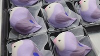Bukan hanya dijadikan camilan, banyak juga pelanggan yang menjadikan mochi bentuk burung ini sebagai souvernir pernikahan atau ulang tahun. Burung mungil ini pun dikemas secara satuan dalam wadah mirip sebuah sangkar. Foto: Instagram @kurokazu0714