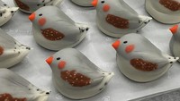 Mengandalkan pewarna makanan, burung-burung ini dibuat dengan warna kuning, hijau, putih, merah muda bahkan abu-abu. Bentuknya semua sama namun warnanya yang membuat berbeda.  Foto: Instagram @kurokazu0714