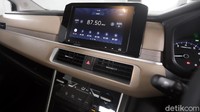 Selain itu, yang tampak oleh mata adalah kini Xpander dibekali dengan pengaturan AC digital. Tak ada lagi tiga buah knop putar-putar AC yang tampak ‘kolot’ di konsol tengahnya. Mitsubishi juga memberikan layar entertainment baru. Kini Xpander menggunakan layar sentuh seluas 7 inci untuk tipe GLS dan Exceed, sedangkan untuk tipe Sport dan Ultimate dibekali layar sentuh seluas 8 inci. Foto: Muhammad Hafizh Gemilang