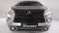 Tampak depannya jelas berbeda dari yang lama. Model grille-nya kini lebih besar dan dengan balutan warna chorme hitam atau bahasa kekiniannya, piano black. Logo Mitsubishi-nya pun kini tampak makin jumawa, dijepit oleh DRL LED yang juga berfungsi sebagai lampu sein. Selain itu, lampu utamanya kini menggunakan model ’T-Shape’ dan posisi pelat nomor dipindah menjadi lebih ke bawah, sehingga bagian grille-nya tampak semakin besar lagi. Foto: Muhammad Hafizh Gemilang