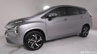 Dari samping, tampilan Xpander baru ini tampak mirip dengan versi sebelumnya. Bodinya masih tampak berotot dengan lekuk dan garis yang melintang. Namun kini, Xpander dibekali dengan pelek model two tone berukuran 17 inci. Selain itu, model side sill garnish-nya pun diperbarui. Foto: Muhammad Hafizh Gemilang