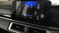 Layar multimedia pun berubah. Kalau dulu Xpander Cross menggunakan layar multimedia seluas 7 inci, kini Mitsubishi menyematkan layar berukuran 9 inci. Layar touchscreen yang sudah bisa terkoneksi dengan smartphone ini tersedia di semua tipe Xpander Cross. Foto: Muhammad Hafizh Gemilang