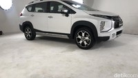 Tampilan Xpander Cross tentunya hadir sebagai versi ‘tangguh’ dari Xpander. Hadirnya wheel arch moulding berwarna hitam doff yang mengelilingi membuat kesan SUV-nya kuat. Selain itu, tampak sampingnya juga terlihat ada side skirt dengan aksen aluminum brush dan juga roof rail. Foto: Muhammad Hafizh Gemilang