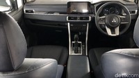 Mitsubishi juga memberikan desain setir baru ke Xpander Cross baru ini. Lalu, jika mengalihkan pandangan ke tengah, kini Xpander Cross menggunakan pengaturan AC yang sama dengan Xpander terbaru. Tak ada lagi knop pengaturan AC manual dan sekarang digantikan dengan pengaturan AC yang sudah digital. Foto: Muhammad Hafizh Gemilang