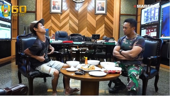 Momen Jenderal Andika Perkasa saat Makan Siang Bareng Pekerja Bangunan Momen Jenderal Andika Perkasa saat Makan Siang Bareng Pekerja Bangunan