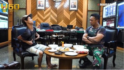 Momen Jenderal Andika Perkasa saat Makan Siang Bareng Pekerja Bangunan