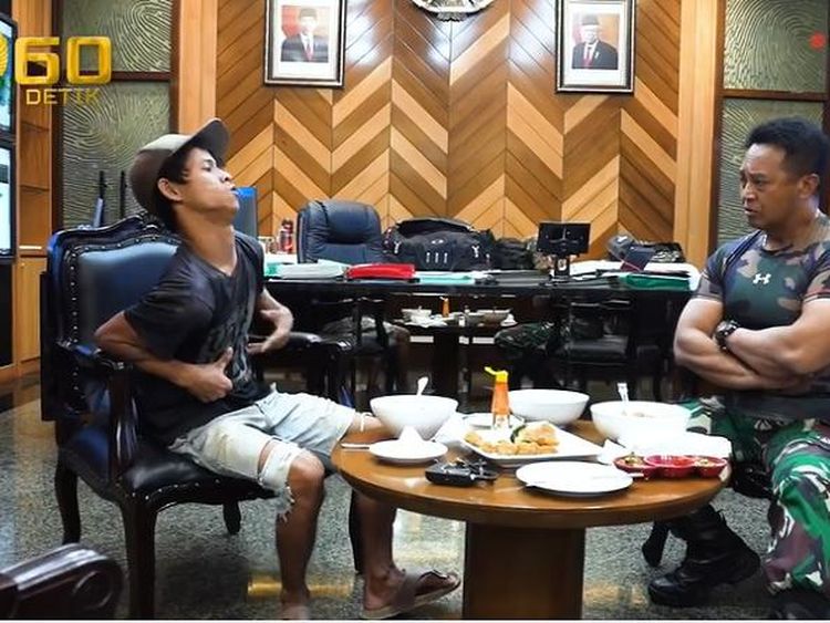 Momen Jenderal Andika Perkasa saat Makan Siang Bareng Pekerja Bangunan