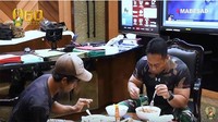  Lewat beberapa potongan video, tampak drinya mengajak pekerja bangunan bernama Sandi Rihata untuk makan siang bersamanya layaknya seorang teman. Foto: Site News/TNI AD