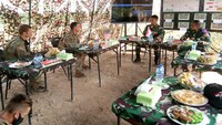 Dalam latihan gabungan bersama tentara dari Amerika, Jenderal Andika berdiskusi santai sambil ditemani aneka kudapan dan jajanan pasar tradisional. Foto: Site News/TNI AD
