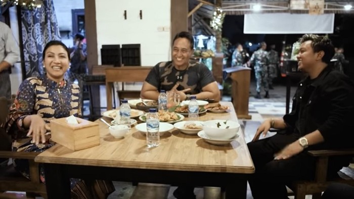 Momen Jenderal Andika Perkasa saat Makan Siang Bareng Pekerja Bangunan Momen Jenderal Andika Perkasa saat Makan Siang Bareng Pekerja Bangunan