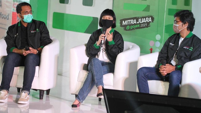 Momen Keseruan Mitra Apresiasi Pejuang Pandemi Para pahlawan pejuang pandemi yang mendapatkan penghargaan sebagai Mitra Juara Gojek di Jakarta 5 November 2021. Penghargaan ini diberikan Gojek bagi mitra inspiratif yang terus menunjukkan optimisme, kerja keras, dan ketekunan. Foto : Panji Asmoro/TrenAsia