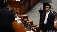 Mendengar celetukan itu, Ketua Fraksi PDIP Utut Adiyanto tampak marah. 