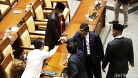 Utut pun terlihat menunjuk Fahmi.