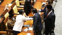 Namun tidak terdengar jelas apa yang diucapkan Utut ke Fahmi.