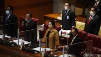 Puan tetap mengetuk palu meski Fahmi sedang bicara meminta waktu interupsi. Usai ketukan palu penutup rapat, Fahmi pun melempar sindiran ke Puan.