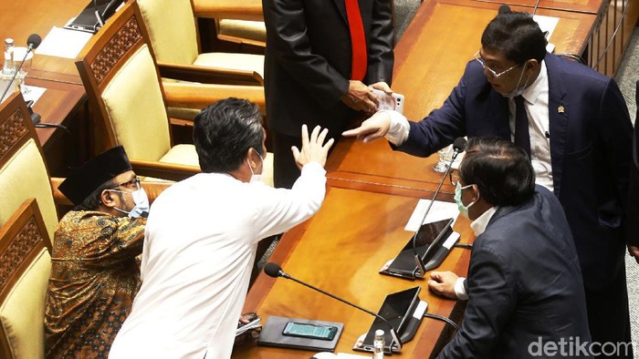 Momen Ketua Fraksi PDIP Hampiri Legislator PKS yang Sindir Puan Anggota DPR Fraksi PKS Fahmi Alaydroes menyindir Ketua DPR Puan Maharani saat rapat paripurna pengesahan Jenderal Andika Perkasa sebagai Panglima TNI, Senin (8/11/2021). Ketua Fraksi PDIP DPR Utut Adianto bereaksi dengan menghampiri Fahmi.
