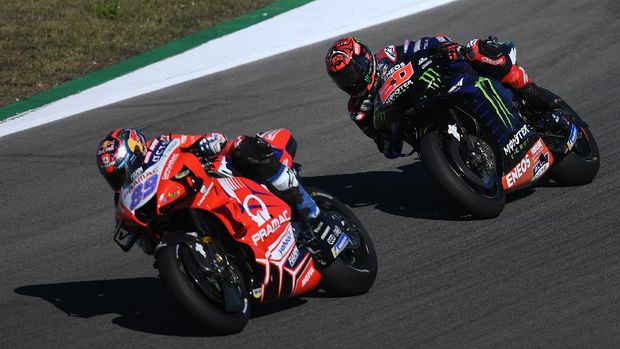Ducati-Pramac Spanish rider Jorge Martin rides ahead Yamaha French rider Fabio Quartararo during the MotoGP race of the Portuguese Grand Prix at the Algarve International Circuit in Portimao, on November 7, 2021. (Photo by PATRICIA DE MELO MOREIRA / AFP)