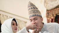 Potret Indra Priawan dalam acara tersebut. Foto: Instagram Yora