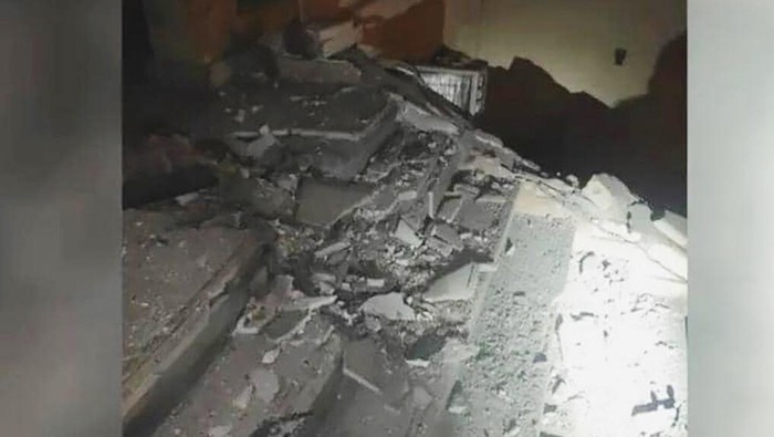 Nyaris Tewas, Begini Rumah PM Irak Usai Diserang Drone This photo released by the Iraqi Prime Minister Media Office shows the damage of the drone attack at the home of Iraq's Prime Minister Mustafa al-Kadhimi at the heavily fortified Green Zone in Baghdad, Iraq, Sunday, Nov. 7, 2021. Prime Minister Mustafa al-Kadhimi survived an assassination attempt with armed drones that targeted his residence early Sunday and officials said he escaped unharmed. . (Iraqi Prime Minister Media Office via AP)