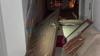 Jendela dan pintu rumah Kadhimi bahkan terlepas dari rangkanya.  