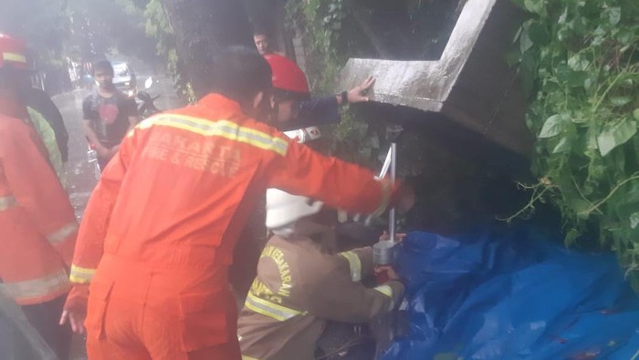 Pagar tembok di Pejaten roboh dan timpa warga