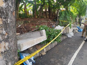 Detik-detik Pedagang Masker Tewas Tertimpa Pagar Tembok Saat Neduh di Pejaten