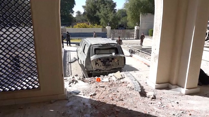 Penampakan Rumah PM Irak Usai Diserang Drone Kediaman Perdana Menteri Irak Mustafa al-Khadimi menjadi sasaran serangan drone bersenjata pada Minggu (7/11). Tampak kendaraan dan muka rumah milik al-Khadimi rusak parah. Penjagaan di seluruh Kota Baghdad diperketat.