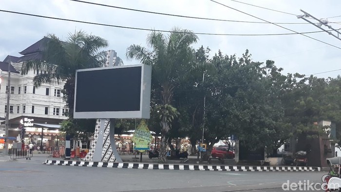 Penampakan videotron yang langgar Perda Reklame di Simpang Gladag Solo