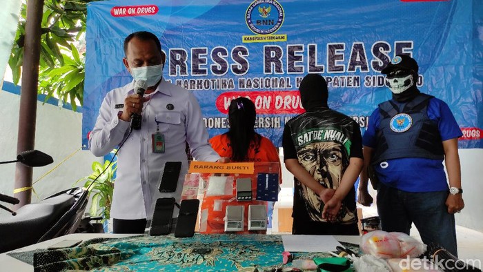 BNNK Sidoarjo menangkap dua pengedar sabu dengan barang bukti 49,80 gram. Salah satunya ibu rumah tangga yang mengaku terhimpit masalah ekonomi.