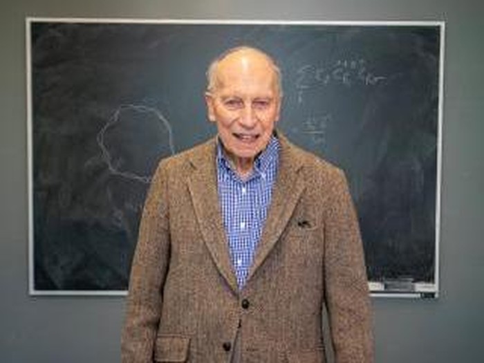 Perjuangan Kakek Wujudkan Mimpi Jadi Fisikawan di Usia 89 Tahun
