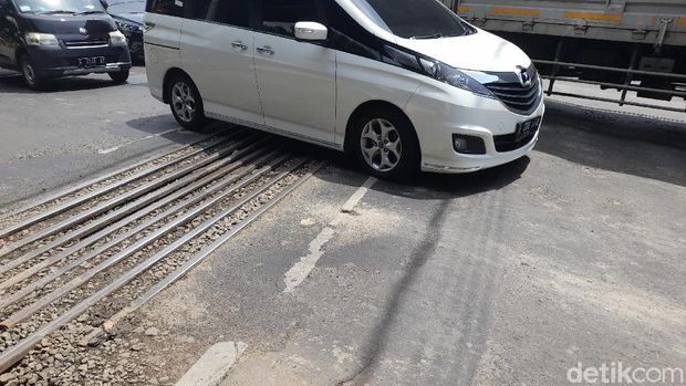 Perlintasan sebidang di Jl Makaliwe Raya, Grogol, Jakarta Barat, 8 November 2021. (Marteen Ronaldo Pakpahan/detikcom)
