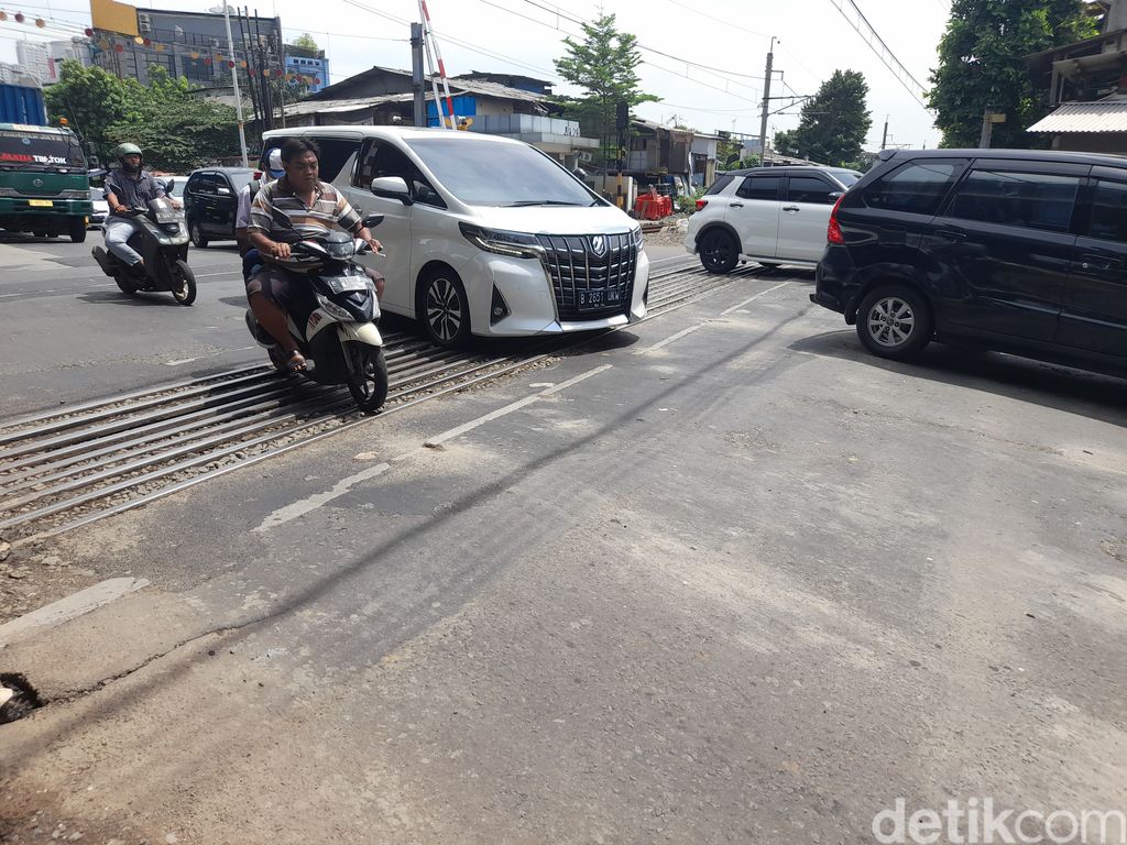 Perlintasan sebidang di Jl Makaliwe Raya, Grogol, Jakarta Barat, 8 November 2021. (Marteen Ronaldo Pakpahan/detikcom)