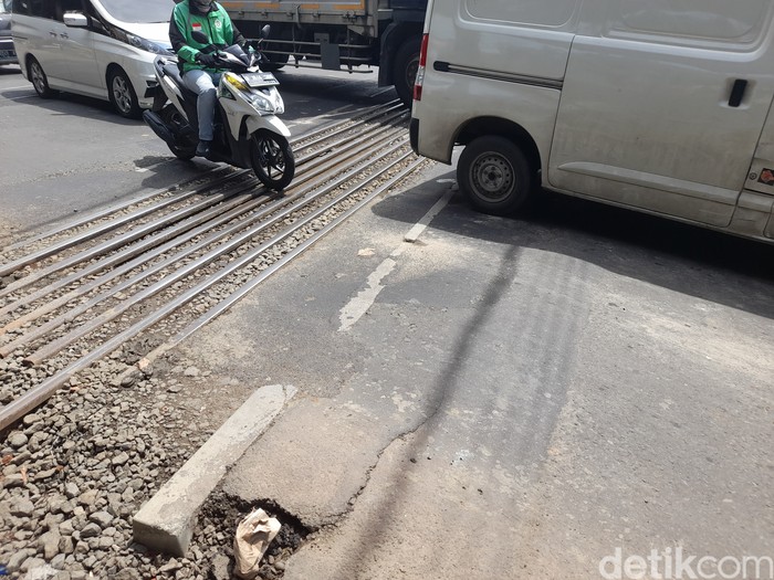 Perlintasan sebidang di Jl Makaliwe Raya, Grogol, Jakarta Barat, 8 November 2021. (Marteen Ronaldo Pakpahan/detikcom)