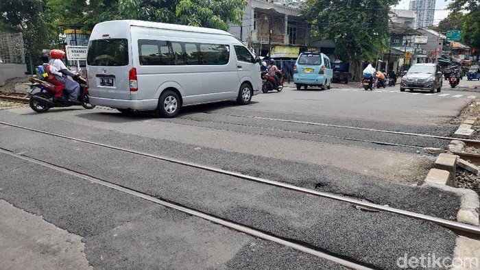 Perlintasan sebidang di Jl Percetakan Negara, Jakarta Pusat, 8 November 2021. (Marteen Ronaldo/detikcom)