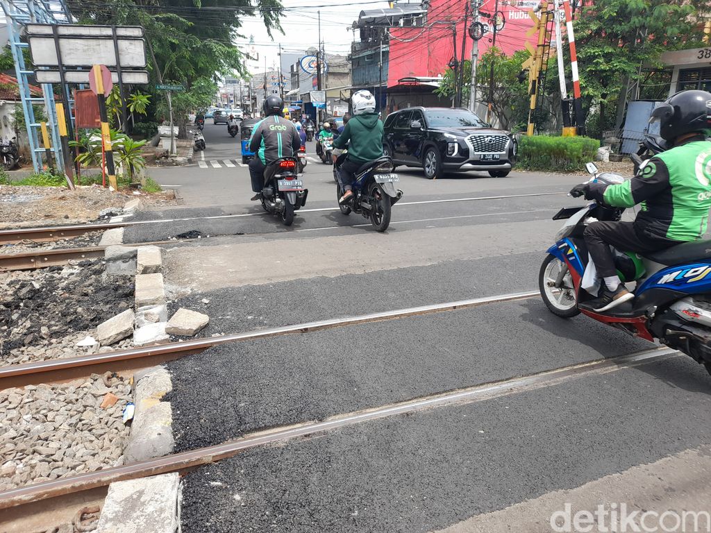 Perlintasan sebidang di Jl Percetakan Negara, Jakarta Pusat, 8 November 2021. (Marteen Ronaldo/detikcom) Perlintasan sebidang di Jl Percetakan Negara, Jakarta Pusat, 8 November 2021. (Marteen Ronaldo/detikcom)