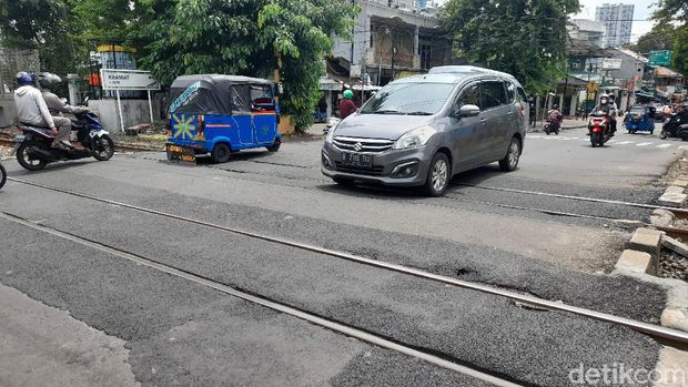 Perlintasan sebidang di Jl Percetakan Negara, Jakarta Pusat, 8 November 2021. (Marteen Ronaldo/detikcom)