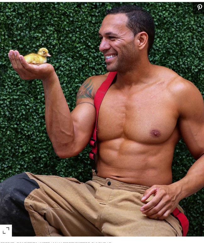 Sejak 1993, Departemen Pemadam Kebakaran Australia telah meluncurkan kalender mereka sendiri dimana petugas pemadam kebakaran mereka menjadi modelnya. Kalender tersebut tak hanya menonjolkan tubuh para pemadam kebakaran yang menawan, tetapi juga untuk mempromosikan kesadaran soal api kepada masyarakat. Foto: Dok. Instagram australianfirefighterscalendar