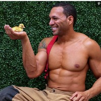 Sejak 1993, Departemen Pemadam Kebakaran Australia telah meluncurkan kalender mereka sendiri dimana petugas pemadam kebakaran mereka menjadi modelnya. Kalender tersebut tak hanya menonjolkan tubuh para pemadam kebakaran yang menawan, tetapi juga untuk mempromosikan kesadaran soal api kepada masyarakat. Foto: Dok. Instagram australianfirefighterscalendar