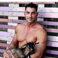 Sebagian dari hasil penjualan kalender ini akan disumbangkan untuk amal. Pemotretan model kalender tersebut juga bekerja sama dengan kebun binatang Australia. Foto: Dok. Instagram australianfirefighterscalendar