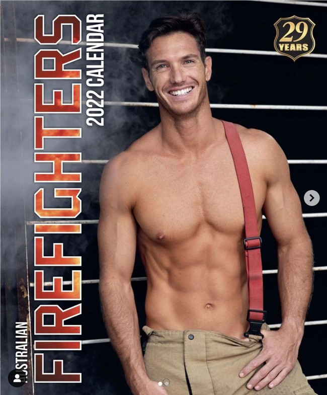 Dalam salah satu unggahannya di Instagram Australian Firefighters Calendar memberikan bocoran identitas salah satu modelnya. Pria yang menjadi model sampul ini disebut bernama Ricky. “Ricky adalah salah satu petugs pemadam kebakaran baru. Dan dia terlihat bagus menjadi sampul kan,” begitu Instagram Australian Firefighters Calendar menulis di keterangan foto. Foto: Dok. Instagram australianfirefighterscalendar