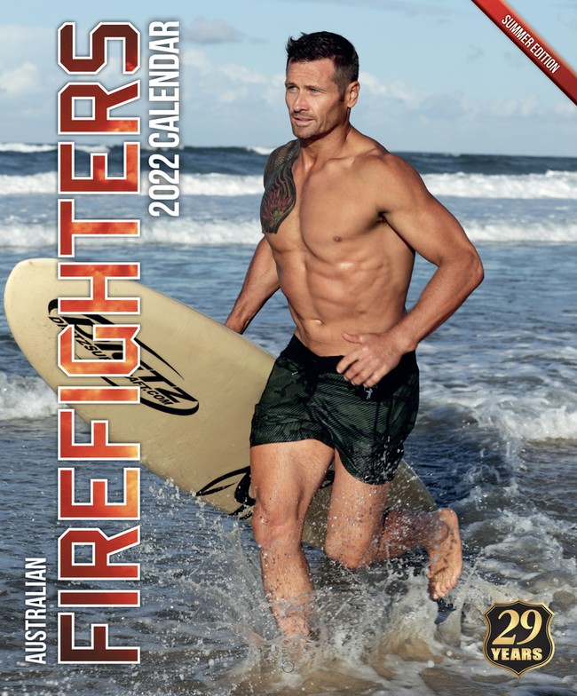 Inilah aksi Australian Firefighters atau petugas pemadam kebarakan Australia saat berpose untuk kalender 2022. Setiap tahunnya para petugas pemadam kebakaran di Australia membuat program amal dengan merilis kalender. Foto: Dok. Instagram australianfirefighterscalendar