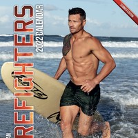 Inilah aksi Australian Firefighters atau petugas pemadam kebarakan Australia saat berpose untuk kalender 2022. Setiap tahunnya para petugas pemadam kebakaran di Australia membuat program amal dengan merilis kalender. Foto: Dok. Instagram australianfirefighterscalendar