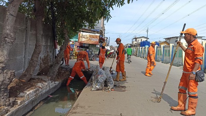 Petugas PPSU bersihkan drainase di Jl Dermaga, Pelabuhan Muara Angke, Jakut